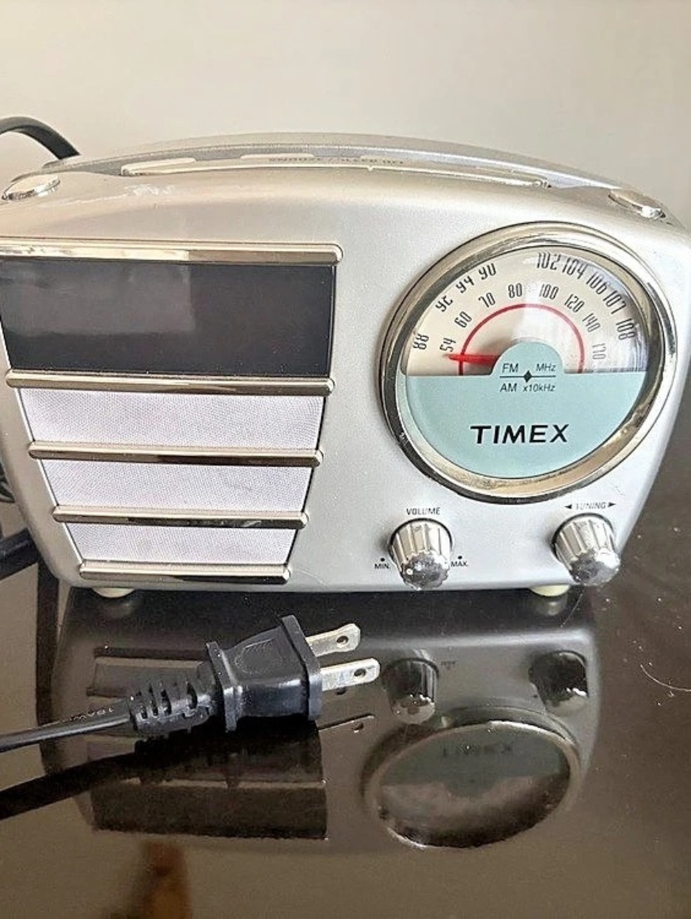 Timex Retro Style AM/FM Alarm Clock Radio T247S Retro AM/FM Alarm Clock Radio